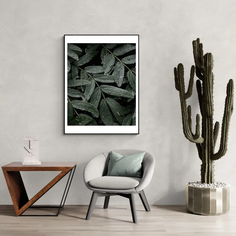 Постер «Макро листья с капельками дождя» над диваном в гостиной