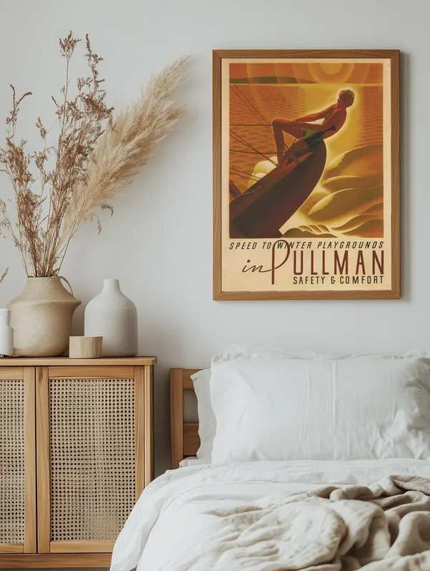 Постер «Девушка на яхте» над диваном в гостиной