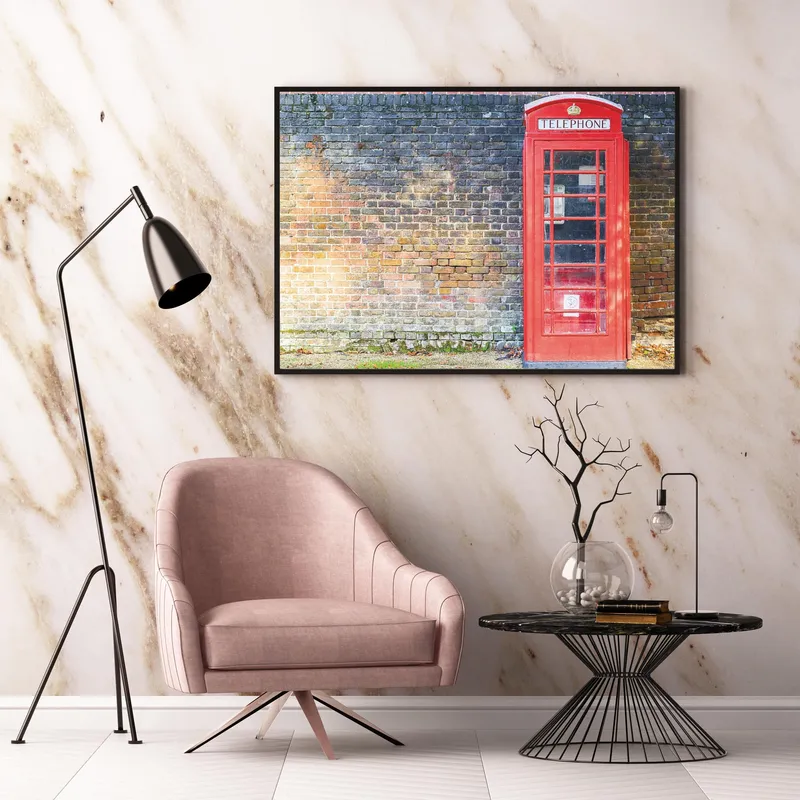 Постер «Телефонная будка» на стене в офисе