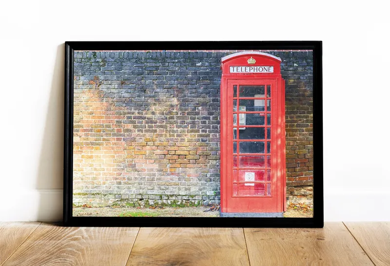 Постер «Телефонная будка» над диваном в гостиной
