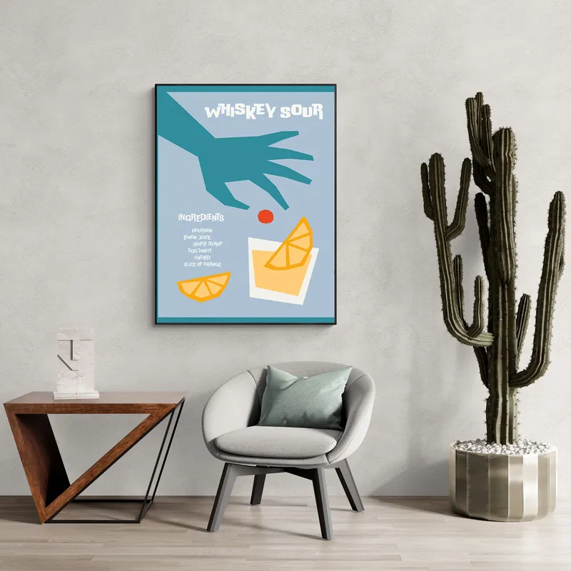 Постер «Коктейль виски сауэр» над диваном в гостиной