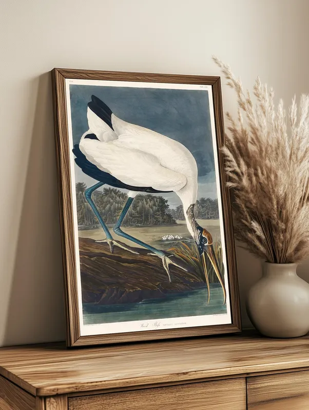 Постер «Древесный аист» над диваном в гостиной