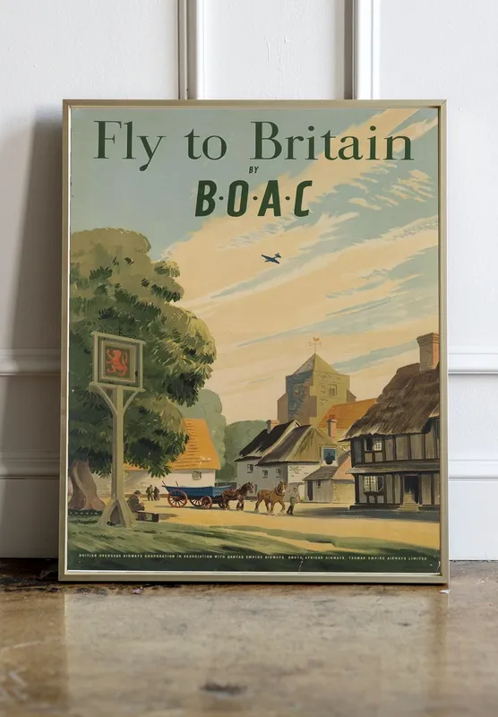 Постер «Афиша - Fly to Britain» над диваном в гостиной
