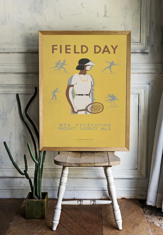 Постер «Большой теннис» над диваном в гостиной