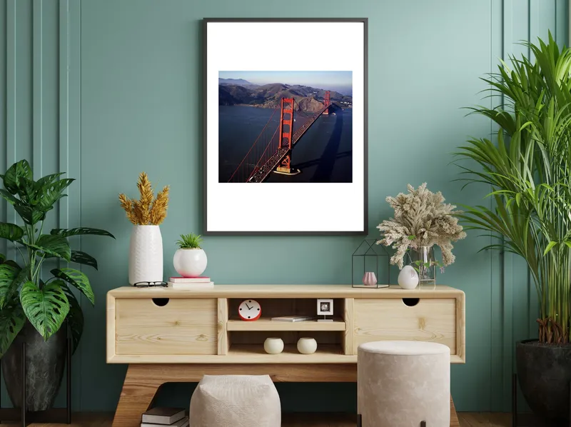 Постер «Висячий мост» над диваном в гостиной