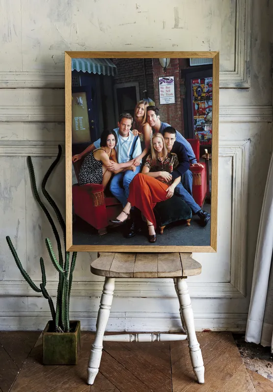 Постер «Друзья. В объятиях» на стене в офисе