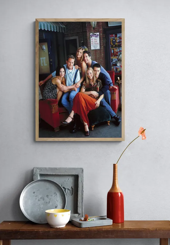 Постер «Друзья. В объятиях» над диваном в гостиной