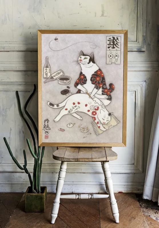 Постер «Японский массаж» над диваном в гостиной