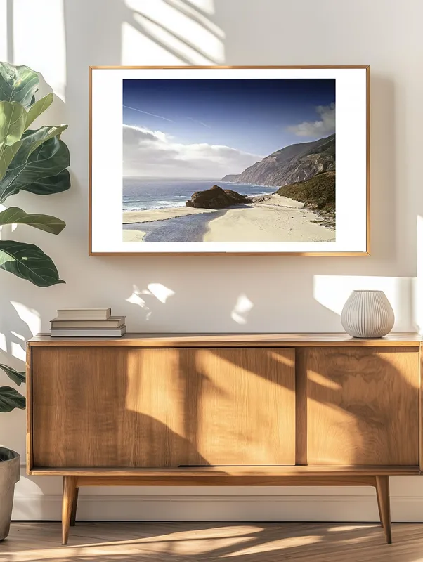 Постер «Океанский берег» на стене в офисе