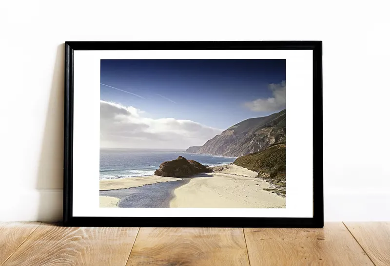 Постер «Океанский берег» над диваном в гостиной