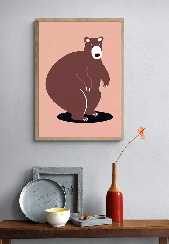 Постер «Забавный мишка» над диваном в гостиной