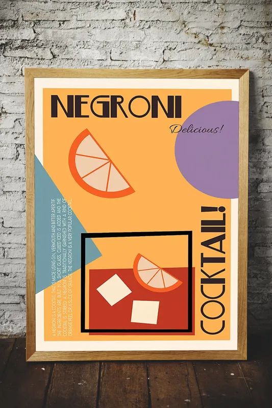 Постер «Коктейль негрони» над диваном в гостиной