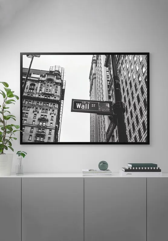 Постер «Манхэттен Нью-Йорк» над диваном в гостиной