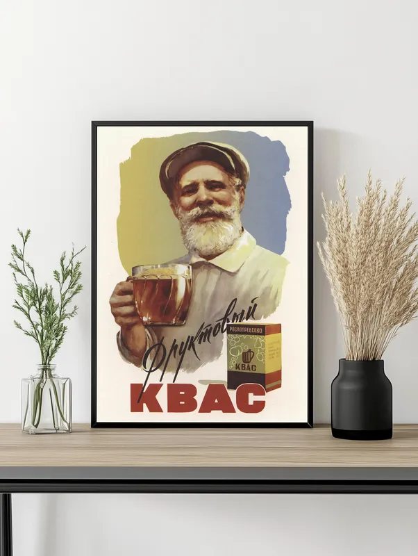 Постер «Фруктовый квас» над диваном в гостиной