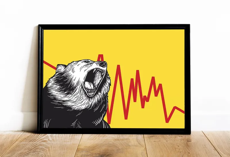 Постер «Рык медведя» над диваном в гостиной