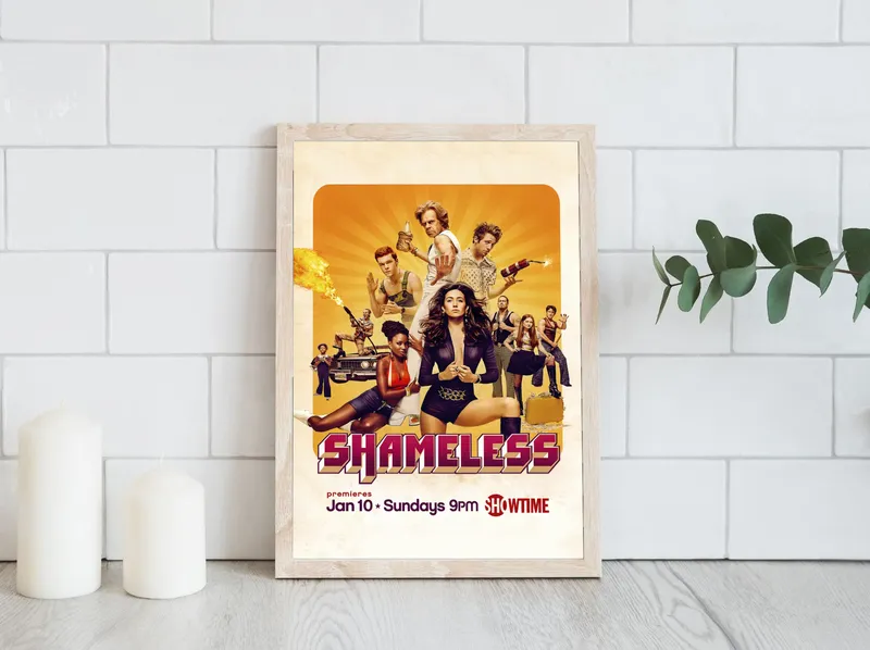 Постер «Бесстыжие. Герои вместе» над диваном в гостиной