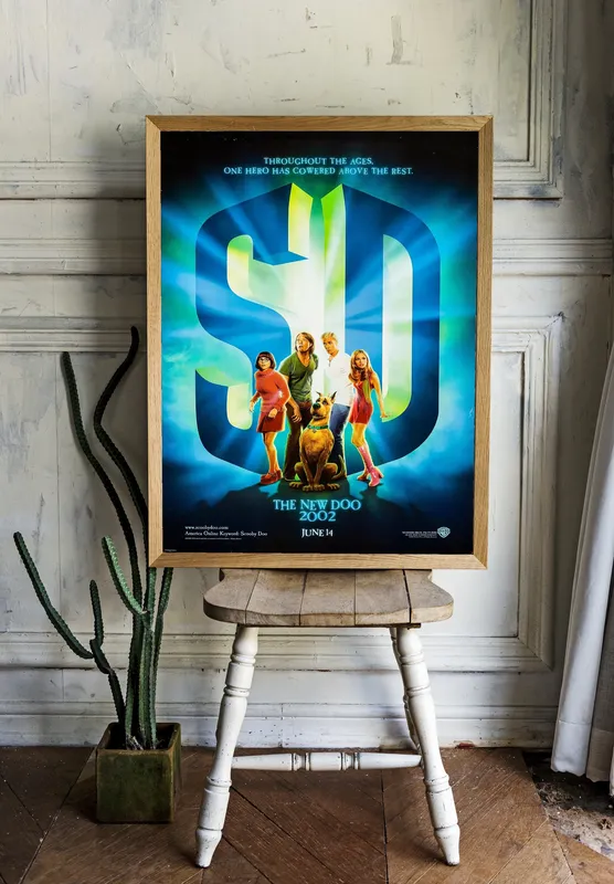 Постер «Скуби-ду» над диваном в гостиной