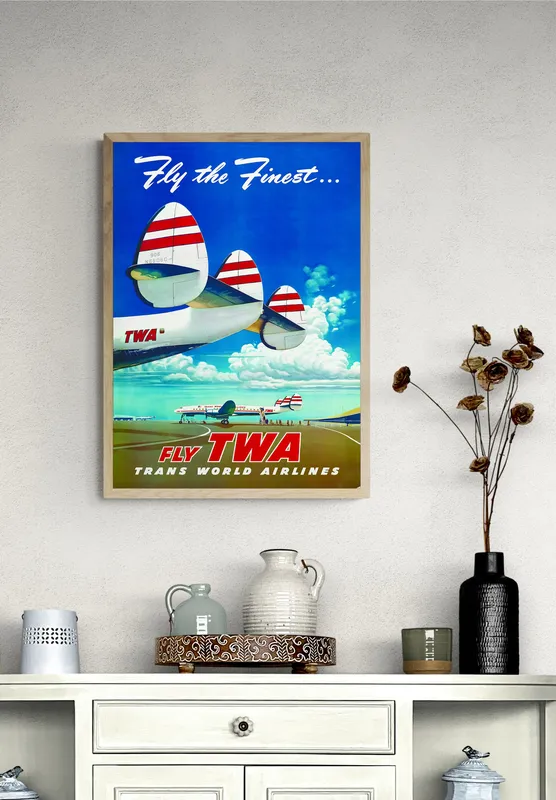 Постер «Fly TWA» на стене в офисе