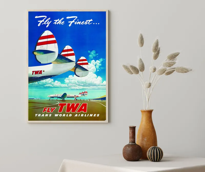 Постер «Fly TWA» над диваном в гостиной