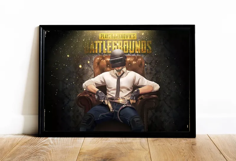 Постер «PUBG. В кресле с пистолетом» над диваном в гостиной