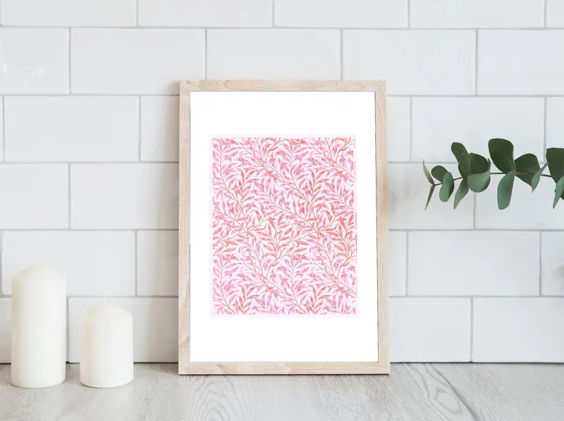 Постер «Розовые Лепестки» над диваном в гостиной