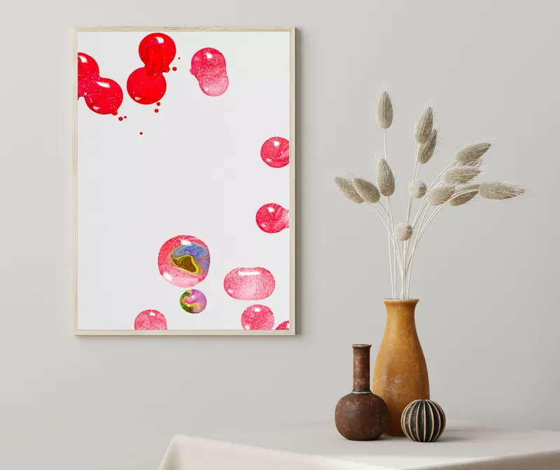 Постер «Малиновые капельки» над диваном в гостиной