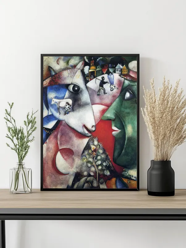 Постер «Я и моя деревня» над диваном в гостиной