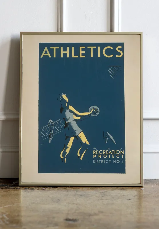 Постер «Атлеты» на стене в офисе