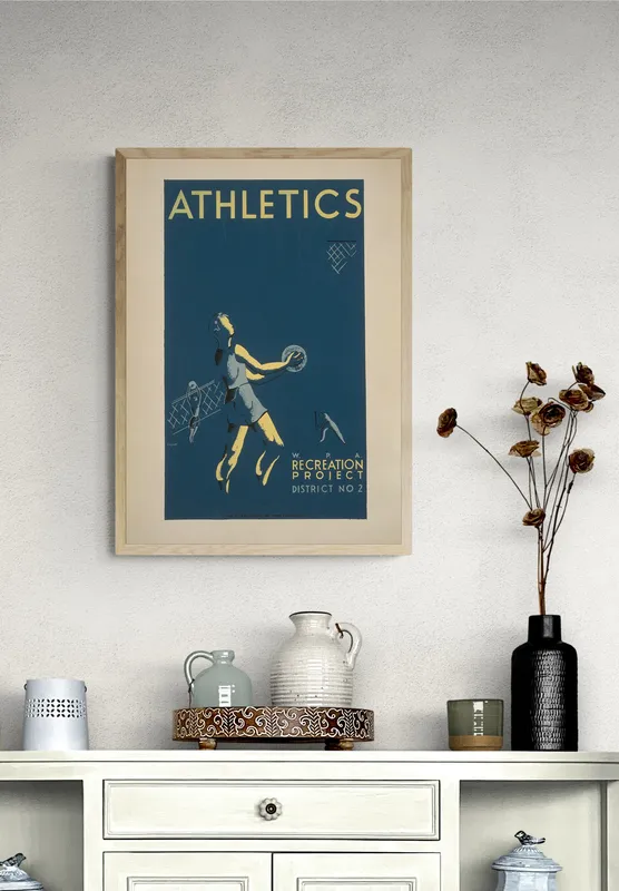 Постер «Атлеты» над диваном в гостиной