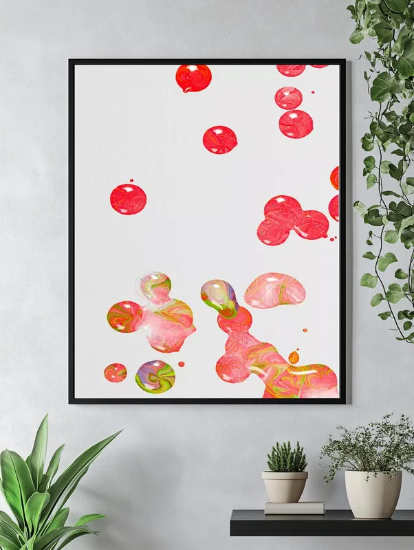 Постер «Красно-розовые крапинки» над диваном в гостиной