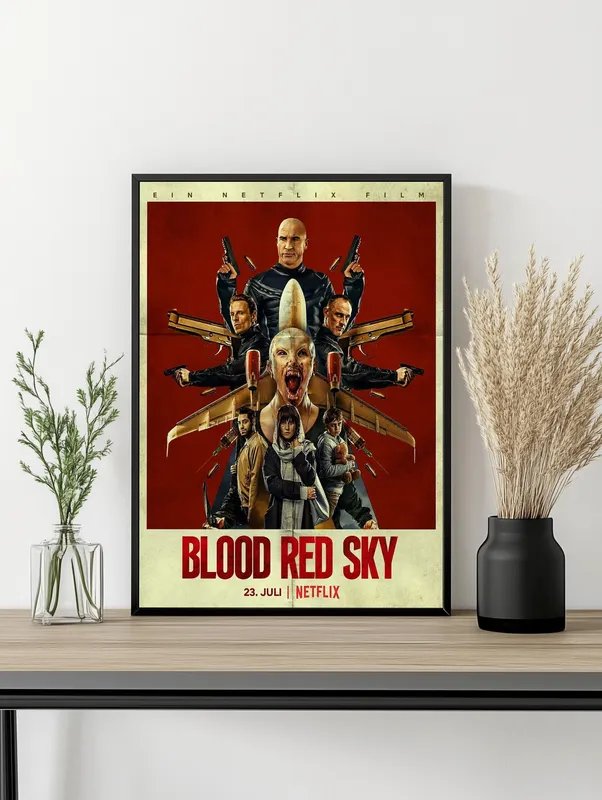 Постер «Кроваво красное небо» над диваном в гостиной