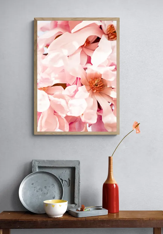 Постер «Розовые цветы магнолии» над диваном в гостиной