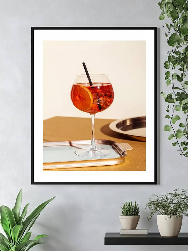 Постер «Апероль спритц коктейль» над диваном в гостиной