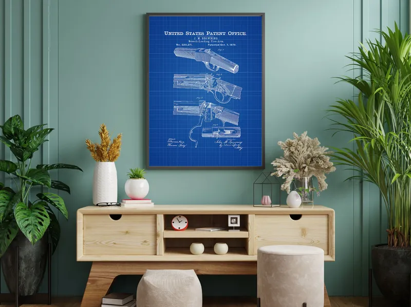 Постер «Ружье Браунинга» над диваном в гостиной
