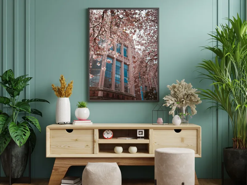 Постер «Цветы вишни» над диваном в гостиной