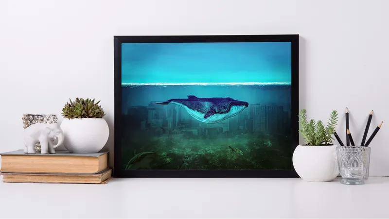 Постер «Синий кит под водой» над диваном в гостиной