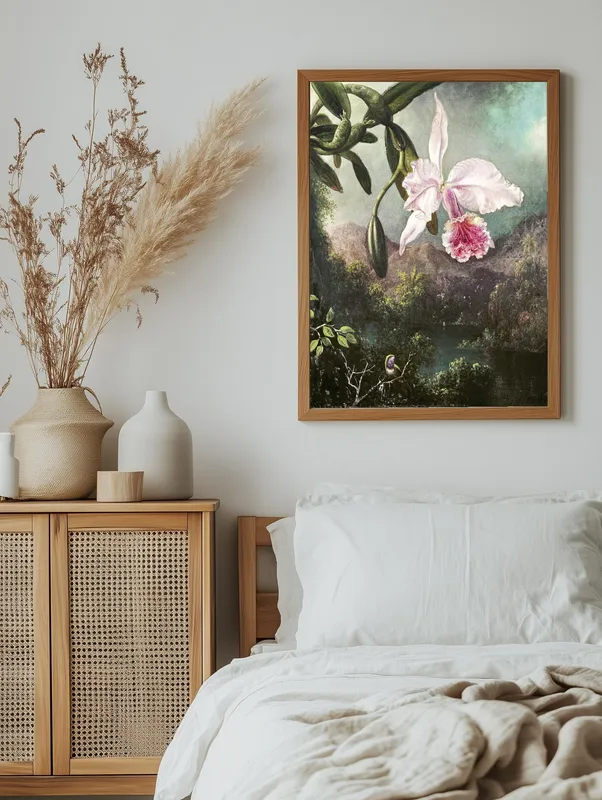 Постер «Цветущая орхидея» над диваном в гостиной