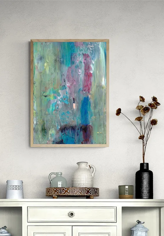 Постер «Зелено-голубые мазки» над диваном в гостиной