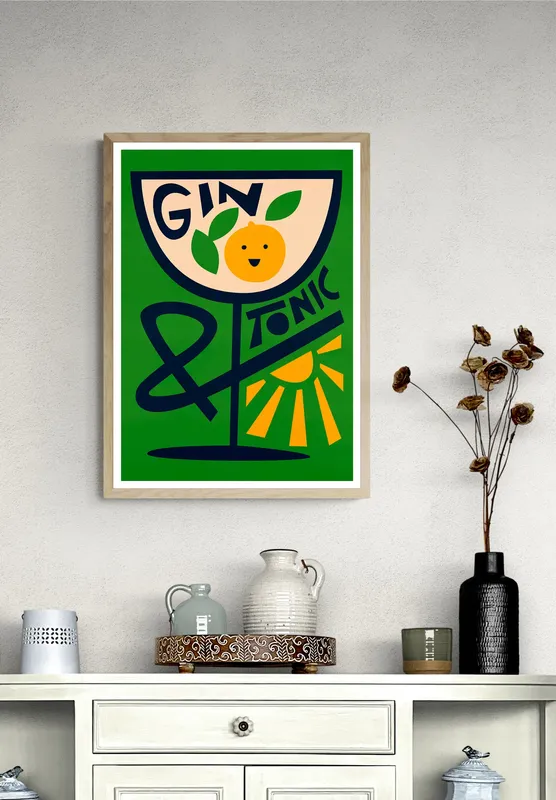 Постер «Коктейль джин тоник» над диваном в гостиной