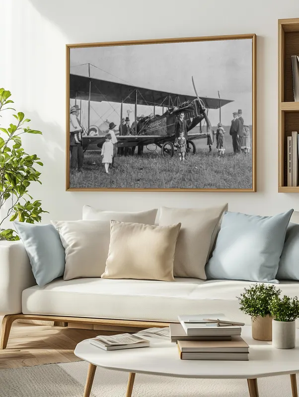 Постер «Биплан 1920х» над диваном в гостиной