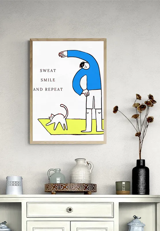 Постер «Упражнения с котом» над диваном в гостиной