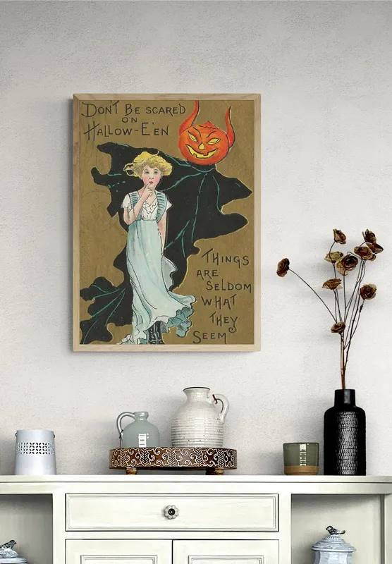 Постер «Будь Смелым в День Хэллоуина!» на стене в офисе