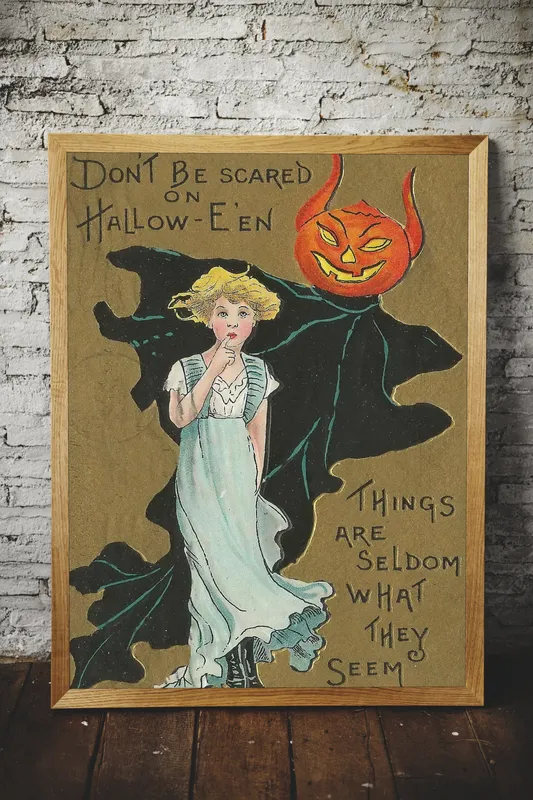 Постер «Будь Смелым в День Хэллоуина!» над диваном в гостиной