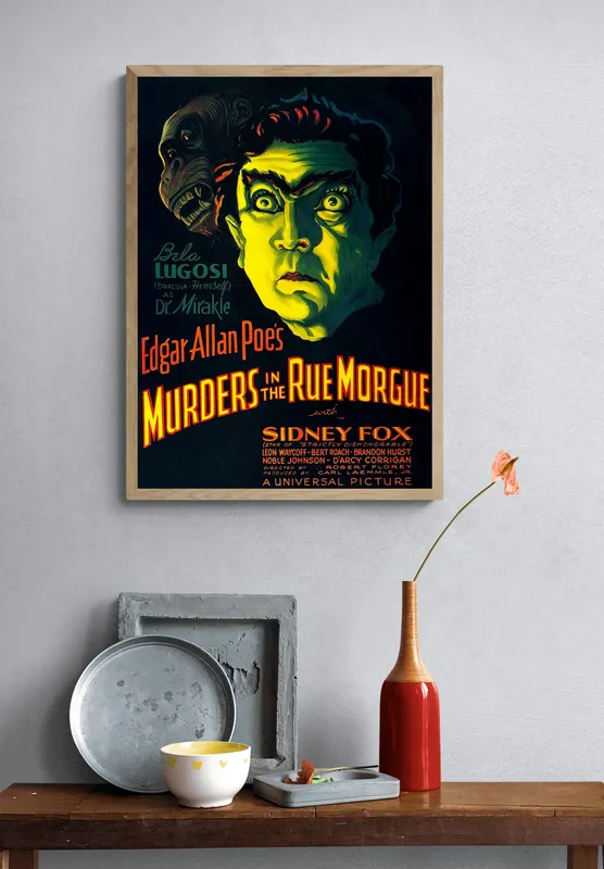 Постер «Убийства на улице Морг» над диваном в гостиной
