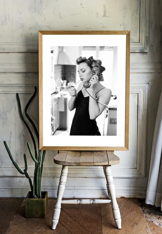 Постер «Утренняя Рутина» над диваном в гостиной