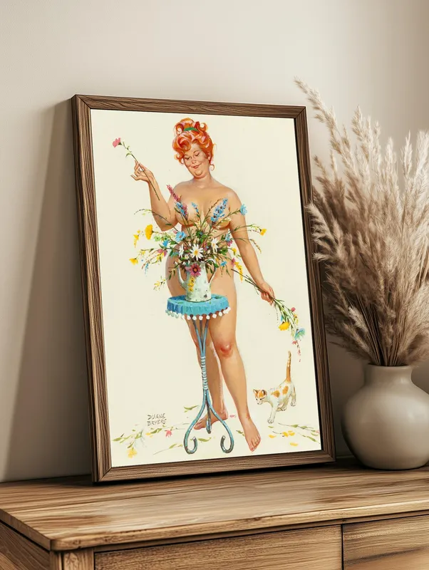 Постер «Хильда и цветы» над диваном в гостиной