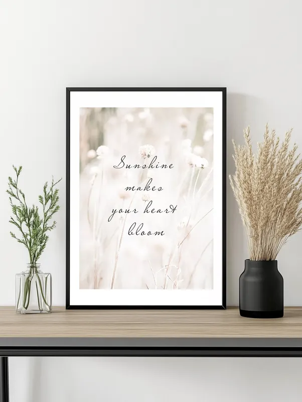 Постер «Солнечный свет заставляет твое сердце расцветать» над диваном в гостиной