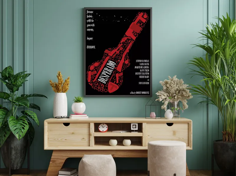 Постер «Отчаянный» над диваном в гостиной