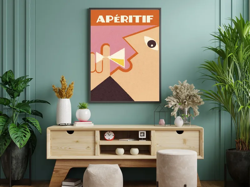 Постер «Аперитива много не бывает» над диваном в гостиной