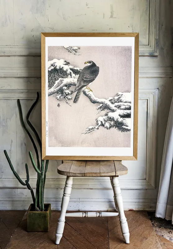 Постер «Охара Косон - Ястреб на ветке» над диваном в гостиной